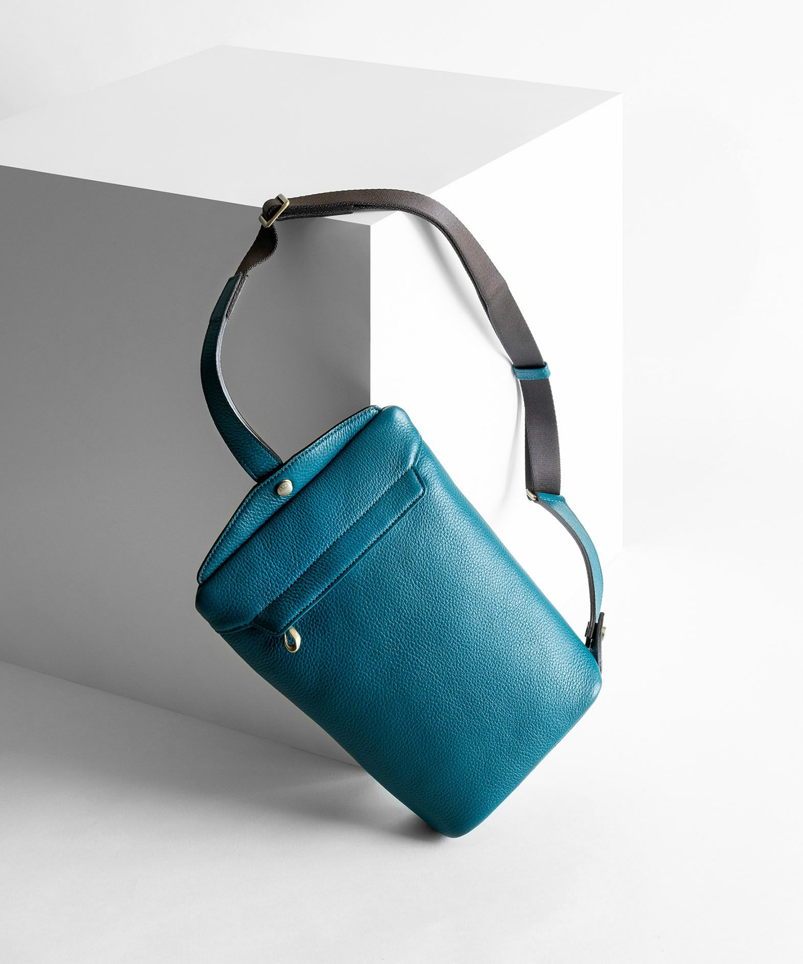 ボディバッグ《Enfold》 - Turquoise Blue -