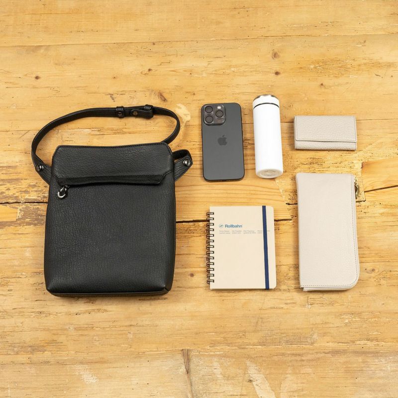 ゴート 縦型ショルダーバッグ《Grace》 - Black - | ETiAM