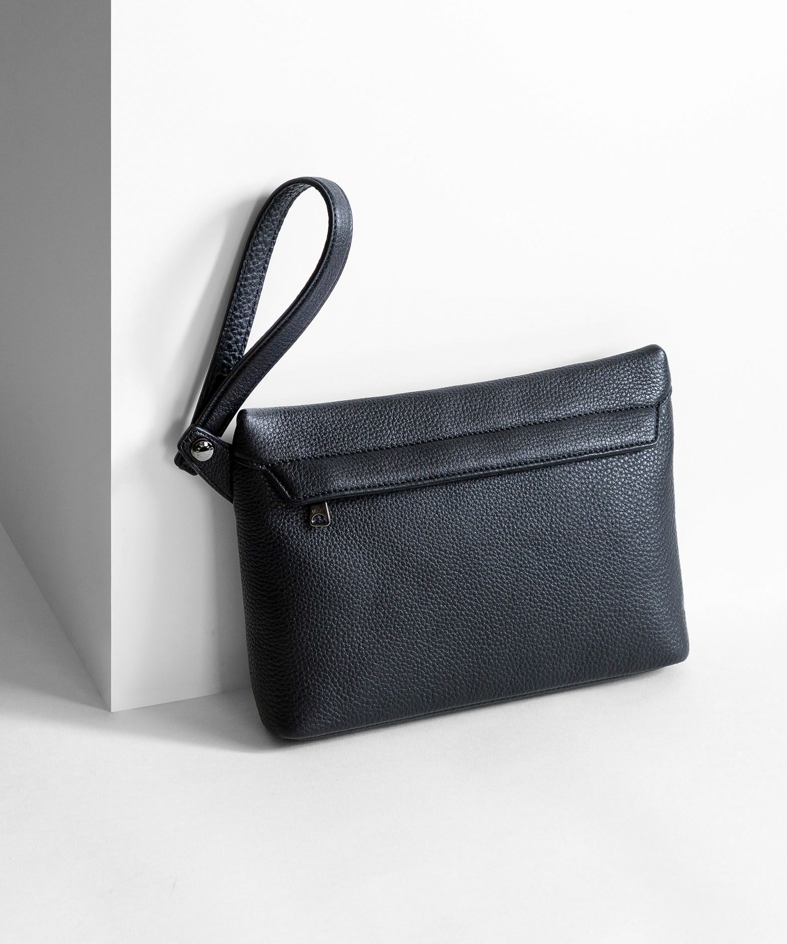 EMMETI × ETiAM シュリンク ポーチ《Trot》 - Black -