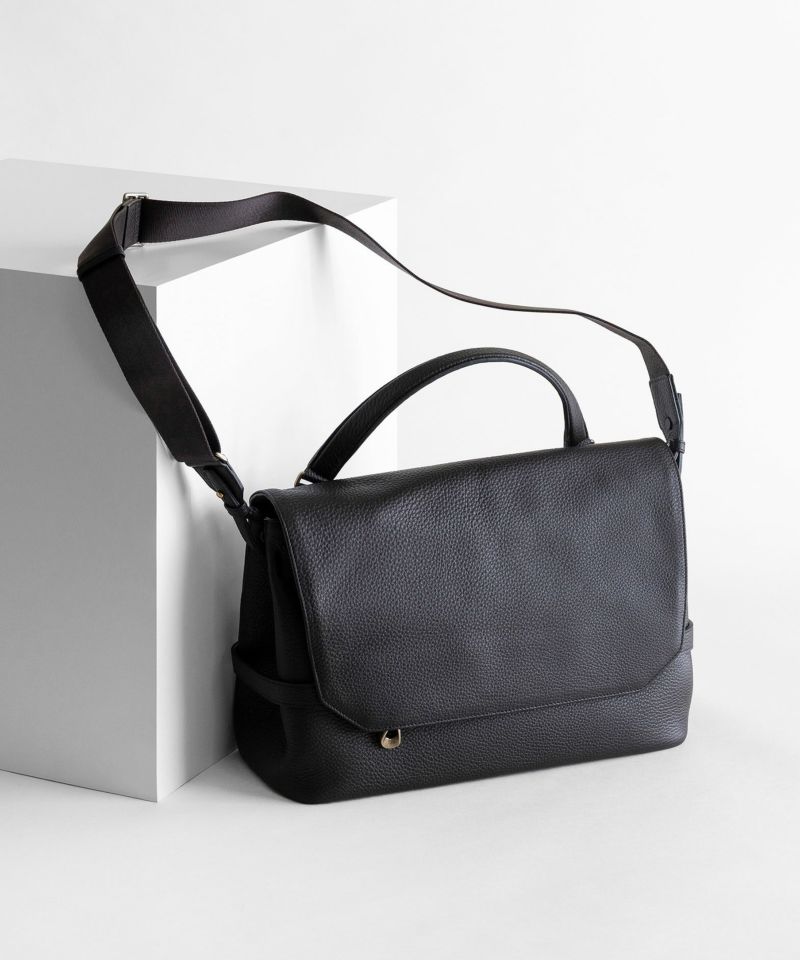 シュリンク フラップショルダーバッグ《Forward》 - Black - | ETiAM