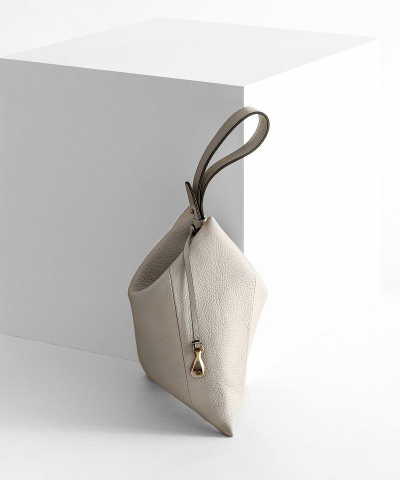 シュリンク トライアングルポーチ《Prism》 - Light Gray -