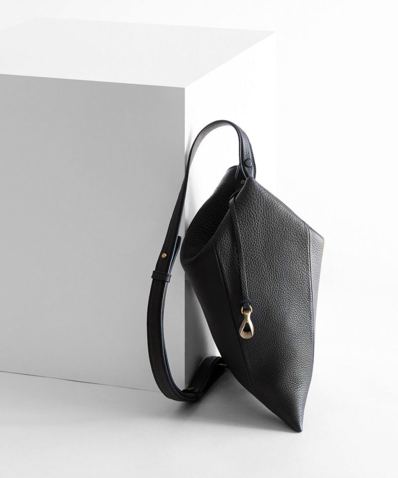 シュリンク トライアングルショルダー《Vertex》 - Black -