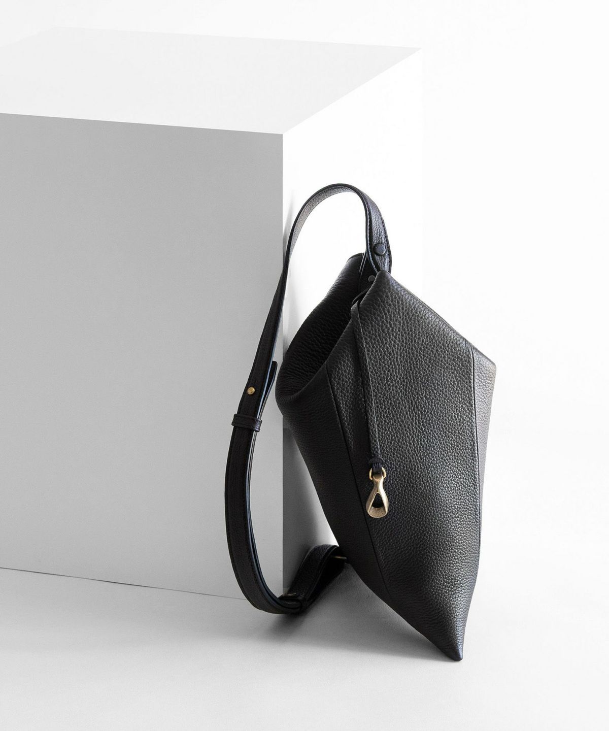 シュリンク トライアングルショルダー《Vertex》 - Black -