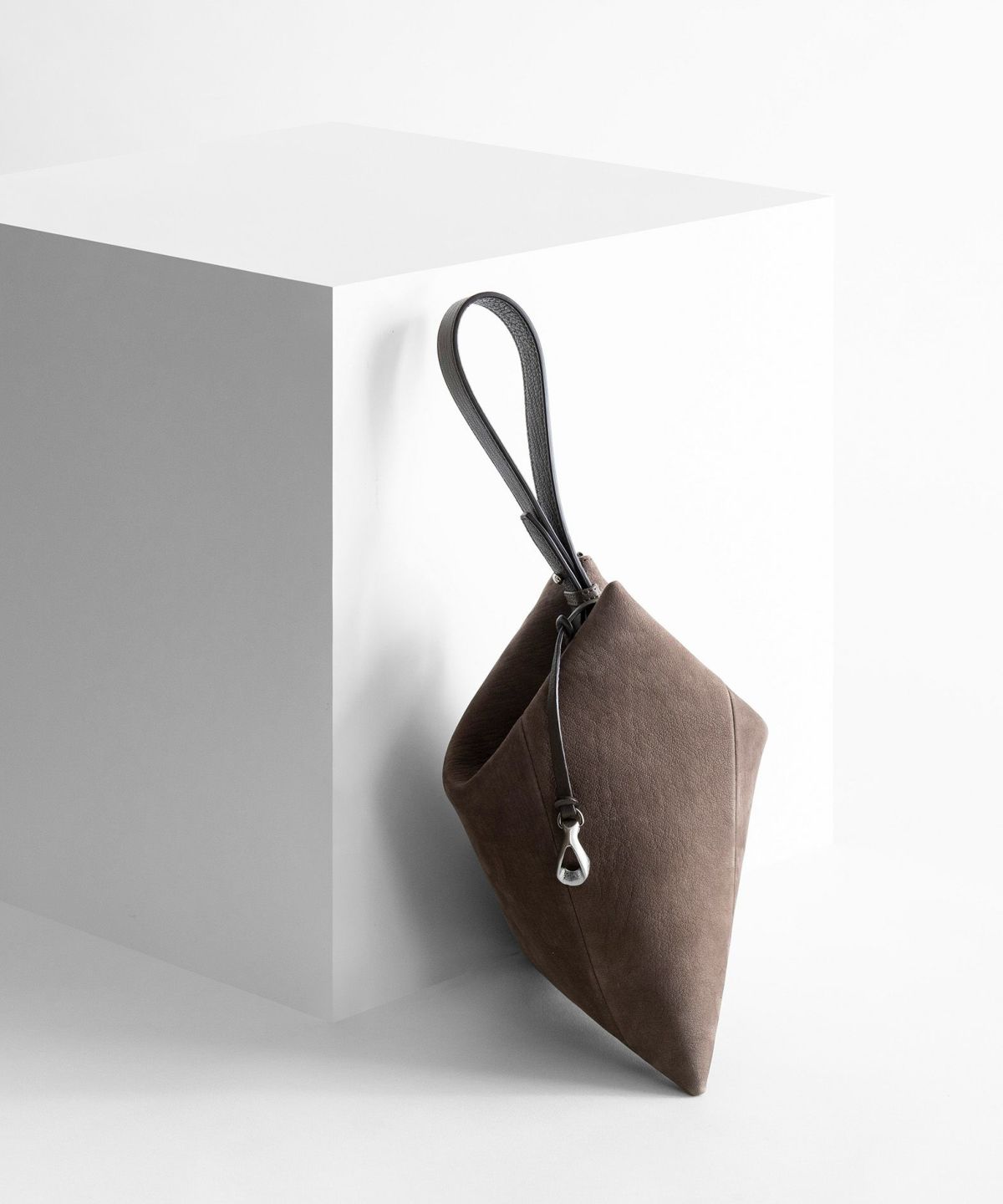 ヌバック トライアングルポーチ《Prism》 - Greige -